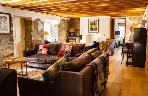 Newport House | Discover Minafon: Pet-Friendly Retreat with 10/10 Rating