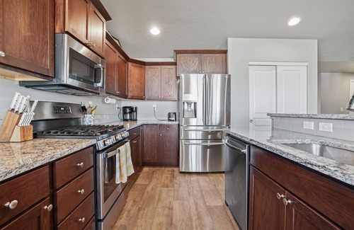 Caldwell House | Mindful Manor, Sleeps 8, BBQ, Covered Patio, K,Q,T