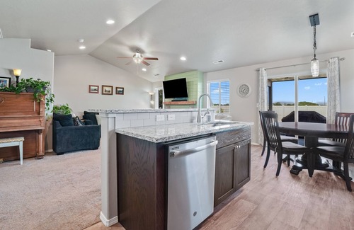 Caldwell House | Mindful Manor, Sleeps 8, BBQ, Covered Patio, K,Q,T