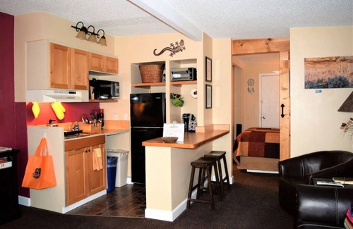 Moab South Valley Cabin | Miner's Cabin 2: Guest Rated 9.8 with Lake View & Pool