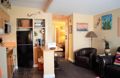 Moab South Valley Cabin | Miner's Cabin 2: Guest Rated 9.8 with Lake View & Pool