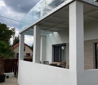 Sostogyogyfurdo Apartment | Discover Mineral Apartman Diamond: Family-Friendly Retreat