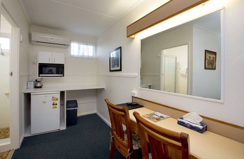 Maryborough Hotel | Relax at Mineral Sands Motel with Pool and Family Amenities