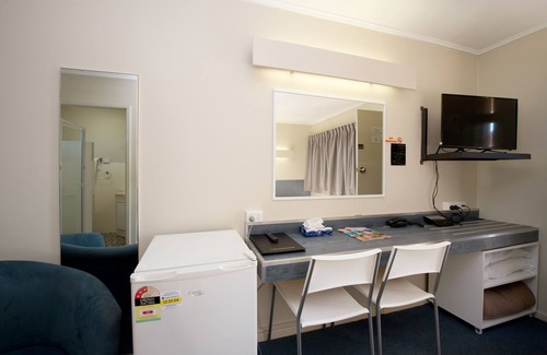 Maryborough Hotel | Relax at Mineral Sands Motel with Pool and Family Amenities