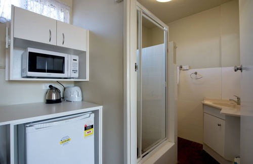 Maryborough Hotel | Relax at Mineral Sands Motel with Pool and Family Amenities