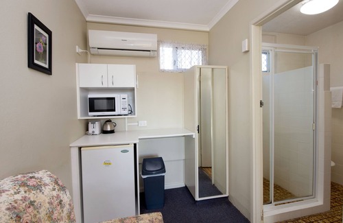 Maryborough Hotel | Relax at Mineral Sands Motel with Pool and Family Amenities