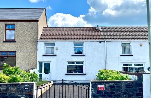 Trecynon House | Historic Miners Cottage near Brecon - Family & Pet Friendly