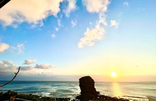 Sail Rock Beach House | Inviting Ming Jun Homestay with Oceanfront Views & Breakfast