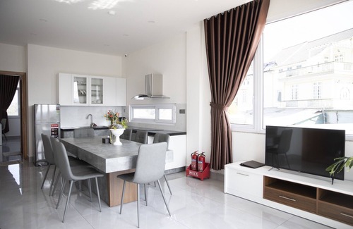 Da Lat Apartment | Minh Chien Suite: Family-Friendly Stay with Kitchen Access