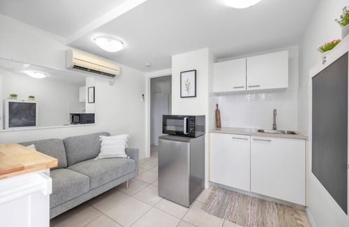 Pialba Apartment | Cozy Mini Apartment with Ocean View and Spa Amenities