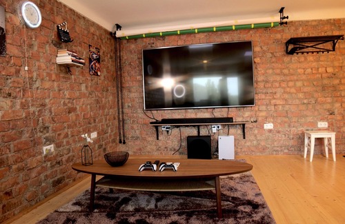 Brasa Apartment | Experience a Unique Mini Cinema & PS5 Studio Getaway