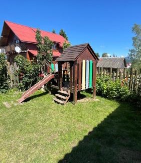 Yablunytsya House | Cozy Mini Cottage: Child-Friendly Retreat with Great Reviews