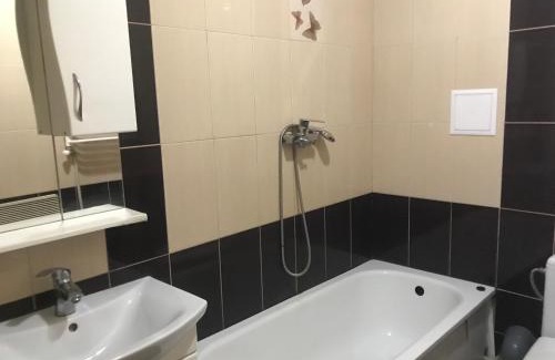 Yablunytsya House | Cozy Mini Cottage: Child-Friendly Retreat with Great Reviews