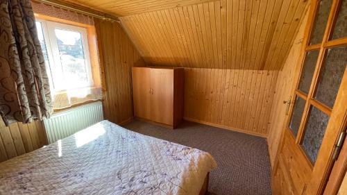 Yablunytsya House | Cozy Mini Cottage: Child-Friendly Retreat with Great Reviews