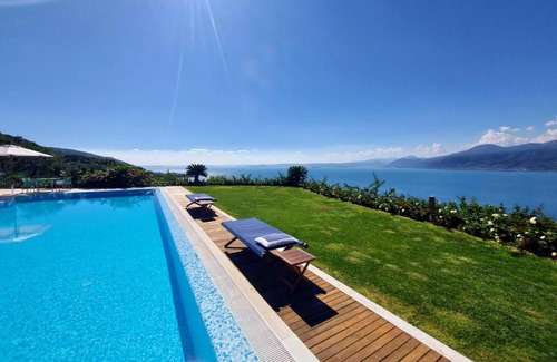 Frader House | Elegant Mini di Lusso with Inviting Pool Experience