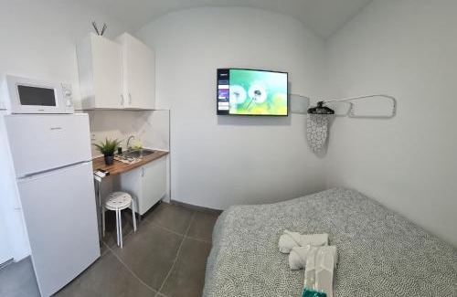 San Jeronimo Apartment | Cozy Mini Estudio with Hot Tub in Sevilla's Polígono Industrial