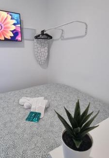 San Jeronimo Apartment | Cozy Mini Estudio with Hot Tub in Sevilla's Polígono Industrial