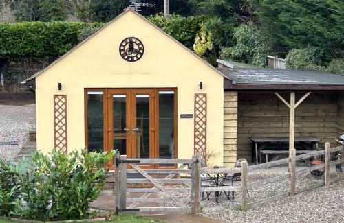 Longford House | Cozy Mini Haven: Enjoy a Pet-Friendly Escape