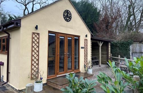 Longford House | Cozy Mini Haven: Enjoy a Pet-Friendly Escape