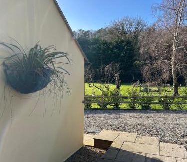 Longford House | Cozy Mini Haven: Enjoy a Pet-Friendly Escape