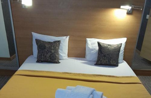 Darnyckyj Hotel | Budget-Friendly Stay at Mini Hotel on Poznyaky for Families