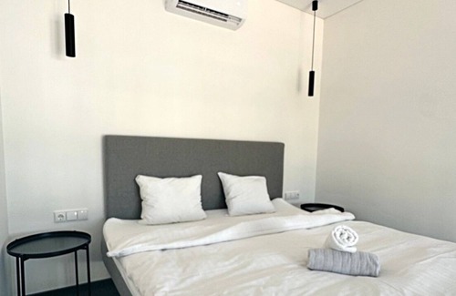 Liberty Avenue Apartment | Mini Loft 1 BD Apt by Hostlovers