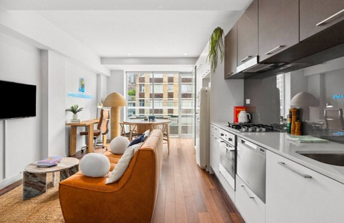 Woolloomooloo Apartment | Inviting Sunny Studio with Balcony by Sydney Dreams