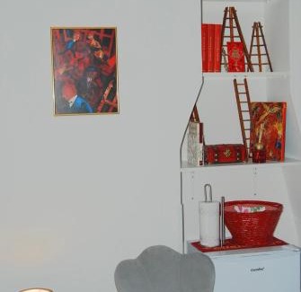 Sant’Agapito Apartment | Stylish Mini Red Hub - Design Apartment for Families & Pets