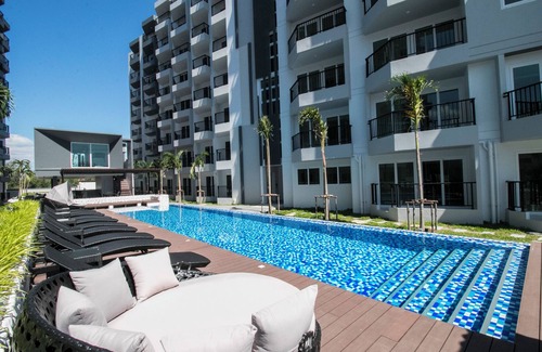 Kram Condo | Mini Studio Queen bed w/armchair, Lake view, Kitchen, AC and Wi-Fi