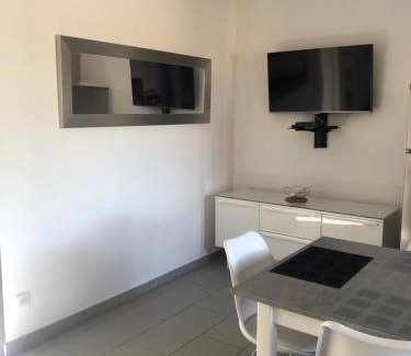 Porto-Vecchio Apartment | Idyllic MINI VILLA: Family-Friendly Retreat in Palavesa