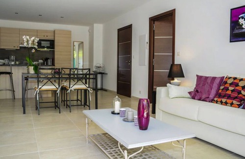 Sainte-Maxime Cottage | Inviting Mini-Villa with Pool, Spa & Beach Access for 4