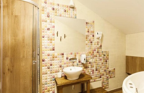 Cherepovets Hotel | Discover Minihotel Monarkh: Guest Rated 9/10 with Pool & Spa