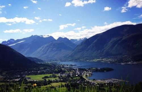 Sykkylven Apartment | Charming Minihus with Dream Views of Sunnmørsalpene