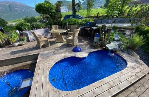 Sykkylven Apartment | Charming Minihus with Dream Views of Sunnmørsalpene