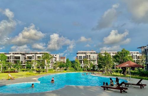 Duong To Apartment | Modern Oceanfront Apartment with Pool & Spa Amenities