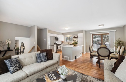 Apple Valley House | Minne-getaway: Designer Hotel with Spa and Breakfast