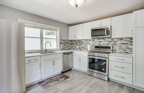Golden Valley House | Tranquil Golden Valley Retreat: Ideal for Pet Lovers