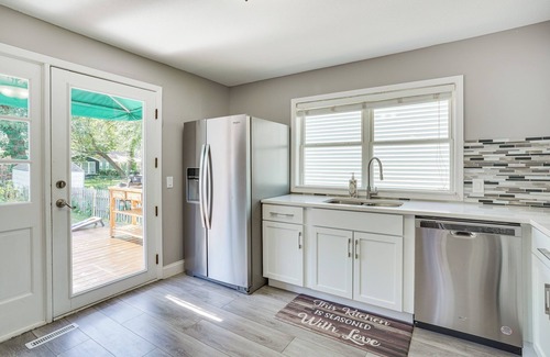 Golden Valley House | Tranquil Golden Valley Retreat: Ideal for Pet Lovers