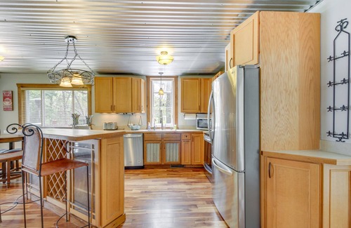 Ossipee Cottage | Cozy Minnesota Cabin with Deck & Private Beach Access