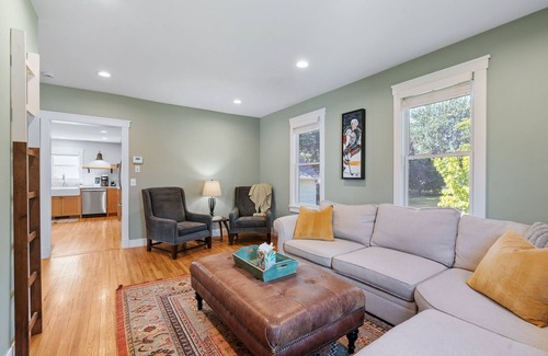 Chaska House | Enchanting MINNeSTAY Chaska near Paisley Park Awaits