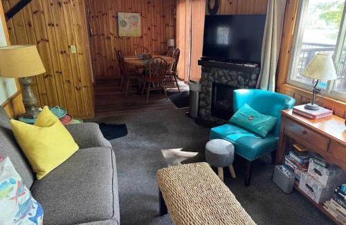 Minocqua House | Relaxing Minocqua Shores Condo #7 with Hot Tub Access