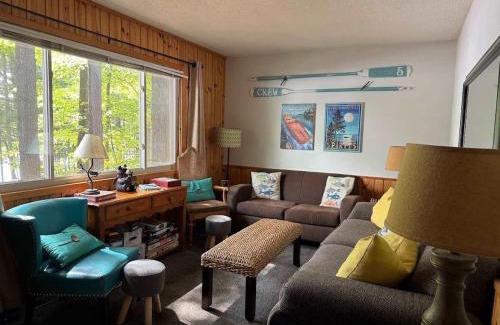 Minocqua House | Relaxing Minocqua Shores Condo #7 with Hot Tub Access