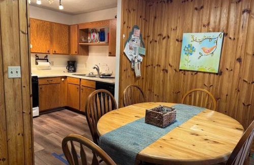Minocqua House | Relaxing Minocqua Shores Condo #7 with Hot Tub Access