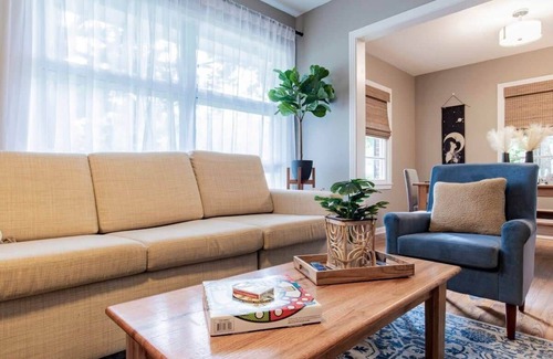 Mobile House | Experience Modern Comfort Minutes from Downtown - Shady Magnolia