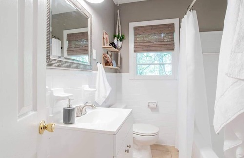 Mobile House | Experience Modern Comfort Minutes from Downtown - Shady Magnolia
