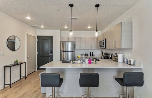 Draper Apartment | Mins to Downtown Draper - King Size Bed - Hot tub