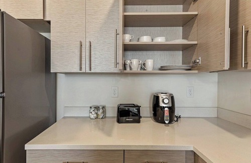 Draper Apartment | Mins to Downtown Draper - King Size Bed - Hot tub