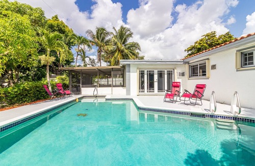 El Portal House | Mins to Downtown - Pool - Free Parking