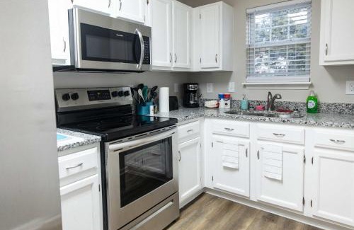 Wayne House | Mins to Park River Downtown Chapel Hill Charmer