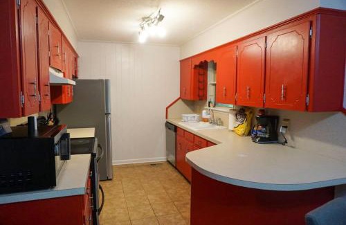 River Mountain House | Convenient Hotel Near River Mountain Park and Dining